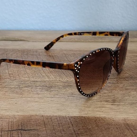 Plastic Everyday Tortoise Shell Sunglasses - Picture 1 of 6